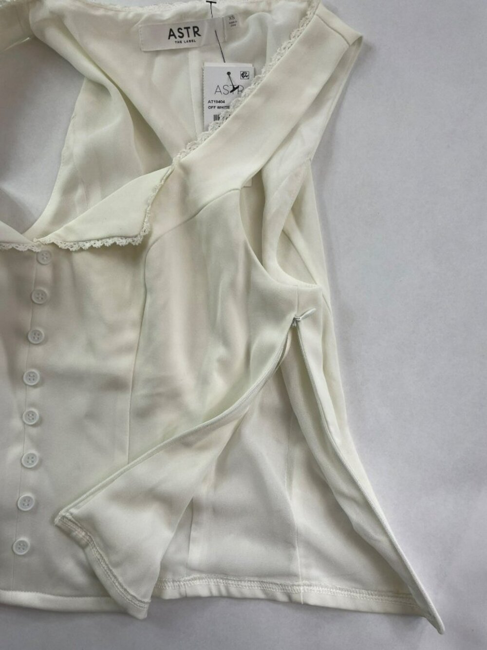 ASTR The Label Off-White Button-Front Lace Trim Blouse Women's Sz XS DEFECT NWT - Picture 7 of 8